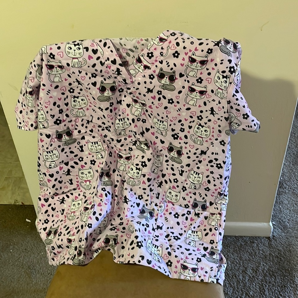 Bannock court cat scrub top